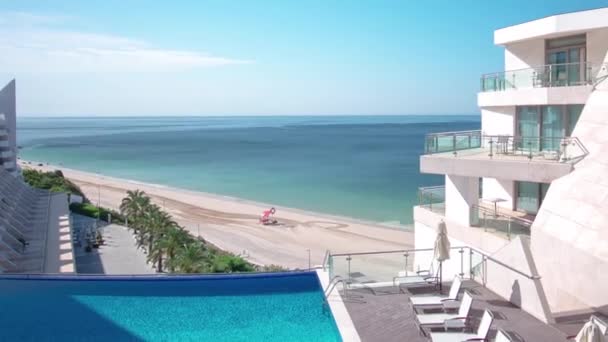 Vista del día desde el moderno edificio del hotel, en Sesimbra, Portugal, timelapse — Vídeo de stock