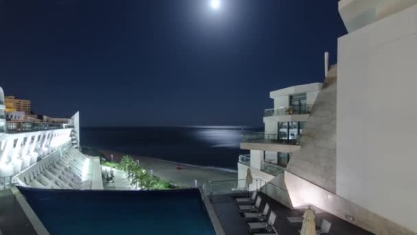 Νυχτερινή άποψη από το μοντέρνο κτήριο του ξενοδοχείου, στη Σεσίμπρα, Πορτογαλία, timelapse — Αρχείο Βίντεο