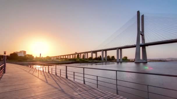 夕日とリスボン, ポルトガルの引き潮時にヴァスコ ・ ダ ・ ガマ橋。タイムラプス — ストック動画