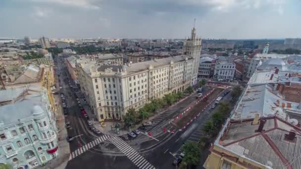 Ukrayna 'nın Kharkiv kentindeki tarihi binaların zaman çizelgesine sahip Anayasa Meydanı. — Stok video