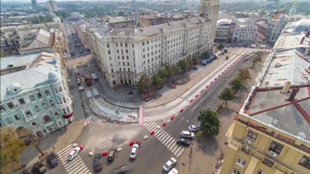 Constitutieplein met historische gebouwen luchtfoto timelapse in Kharkiv, Oekraïne. — Stockvideo