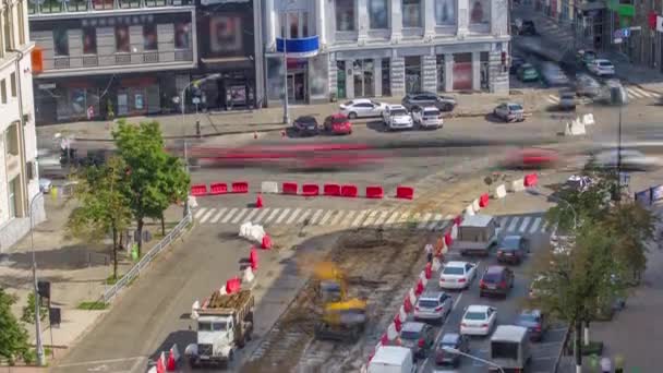 Camion industriel chargeuse excavatrice déplacer la terre et le déchargement dans un camion benne timelapse — Video