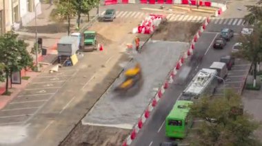 Buldozer taşır ve toprak ve moloz yol timelapse üzerinde yayılır.