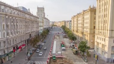 Buldozer taşır ve toprak ve moloz yol timelapse üzerinde yayılır.