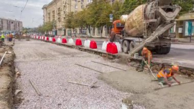 Beton, yol bakımı için çok sayıda işçi ve mikser makinesiyle çalışır.