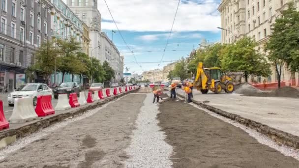 Il bulldozer si muove e diffonde il terreno e le macerie sul timelapse strada . — Video Stock