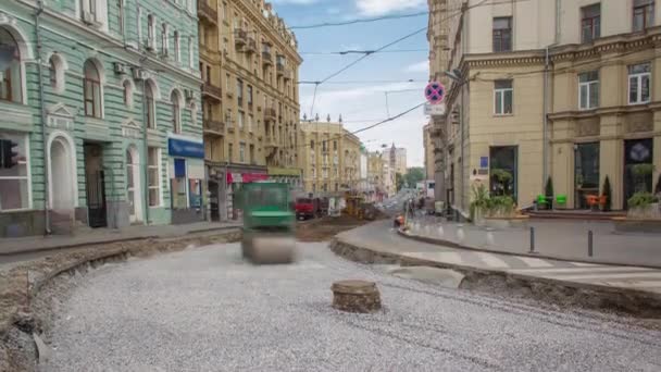 Zöld rezgés görgős tömörítő hengerek a köveket út építése és javítása a timelapse — Stock videók