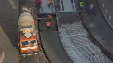 Beton, yol bakımı için çok sayıda işçi ve mikser makinesiyle çalışır.
