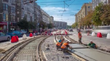 Beton, yol bakımı için çok sayıda işçi ve mikser makinesiyle çalışır.
