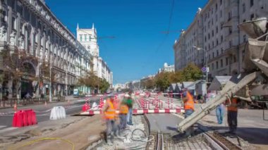 Beton, yol bakımı için çok sayıda işçi ve mikser makinesiyle çalışır.