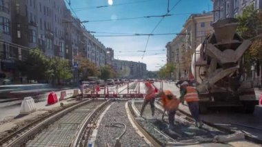 Beton, yol bakımı için çok sayıda işçi ve mikser makinesiyle çalışır.