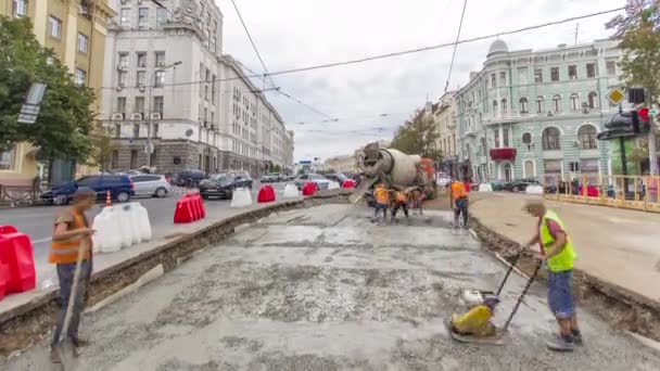 Betonarbeiten für den Straßenbau mit vielen Arbeitern und Mischmaschinen im Zeitraffer — Stockvideo