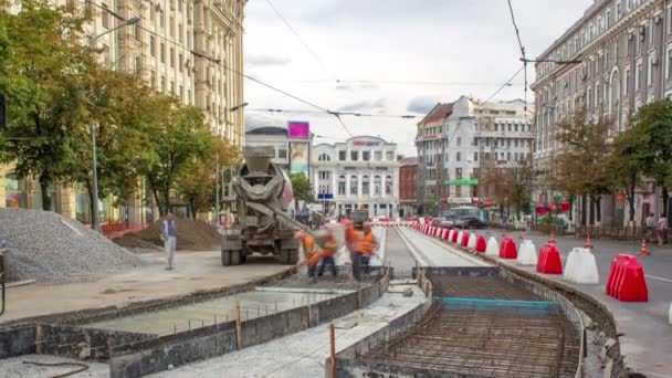 Betonářské práce pro výstavbu silnic s mnoha pracovníky a mixážní stroj timelapse — Stock video