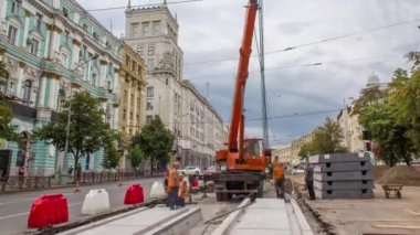 Vinç yol inşaat site timelapse, beton plaka yükleme.