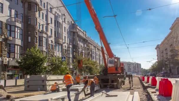 Installera betong plattor av crane på vägen konstruktion webbplats timelapse. — Stockvideo