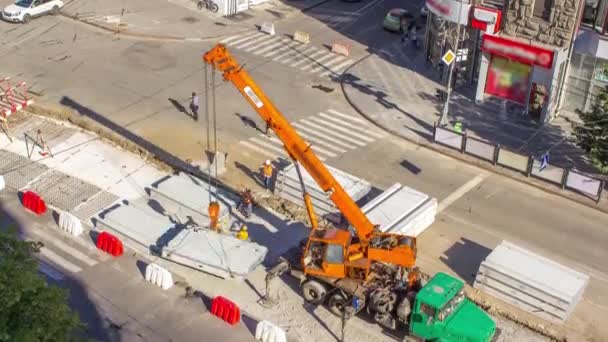 Installation de plaques de béton par grue sur le chantier de construction routière timelapse . — Video