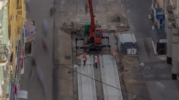 Installazione di piastre di calcestruzzo da gru in cantiere stradale timelapse . — Video Stock