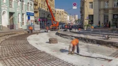 İşçiler için şehir timelapse tramvay parça kesme takviye yapmak