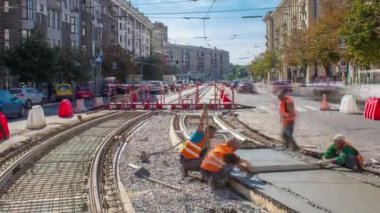Beton, yol bakımı için çok sayıda işçi ve mikser makinesiyle çalışır.
