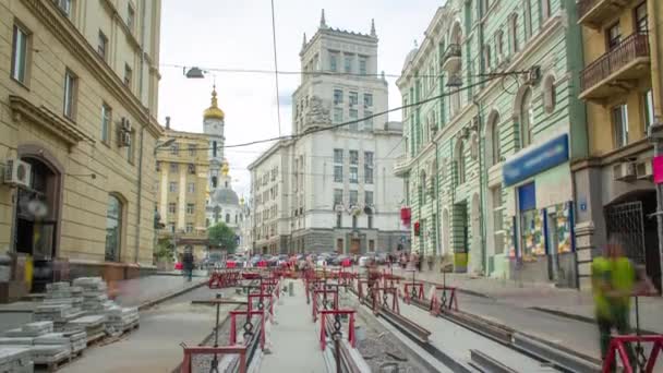 Ferrovie tranviarie in fase di installazione e integrazione in lastre di calcestruzzo sul timelapse stradale . — Video Stock