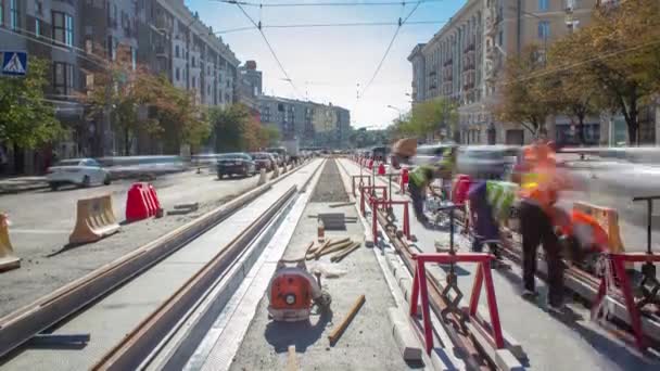 Straßenbahnschienen in der Phase ihrer Montage und Integration in Betonplatten auf der Straße Zeitraffer. — Stockvideo