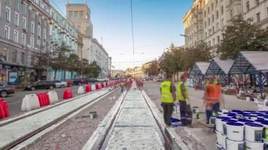 Tramvay rayları kendi yükleme ve beton yol timelapse tabaklarda entegrasyon aşamasında.