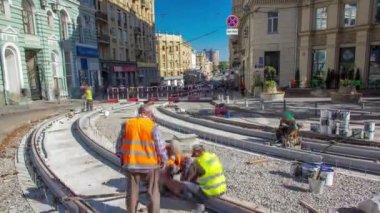 Onarım street timelapse üzerinde çalışır. Yeni tramvay raylar üzerinde bir şehir sokak düzenleme
