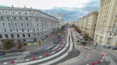 Asfalt kaldırım taşı, silindir ve kamyonun zaman ayarlı olduğu bir inşaat alanı..