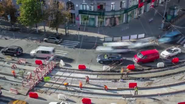 Reparationsarbeten på den gatan timelapse. Läggning av nya spårvagn skenor på en stadsgata — Stockvideo