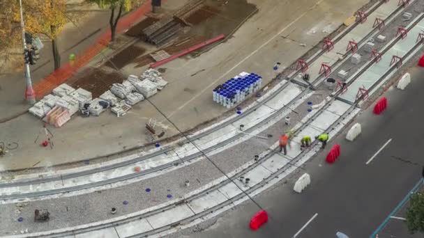 Straßenbahnschienen in der Phase ihrer Montage und Integration in Betonplatten auf der Straße Zeitraffer. — Stockvideo