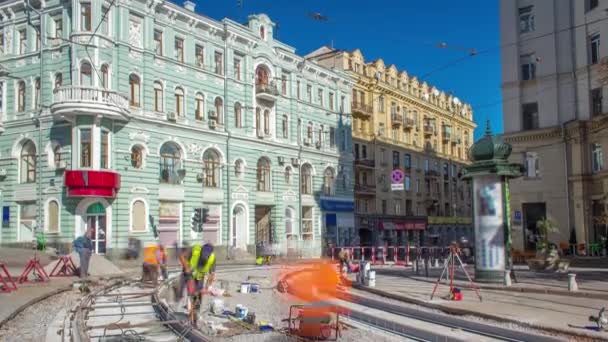 Naprawa na ulicy timelapse. Układanie nowych tory tramwajowe na danej ulicy miasta — Wideo stockowe