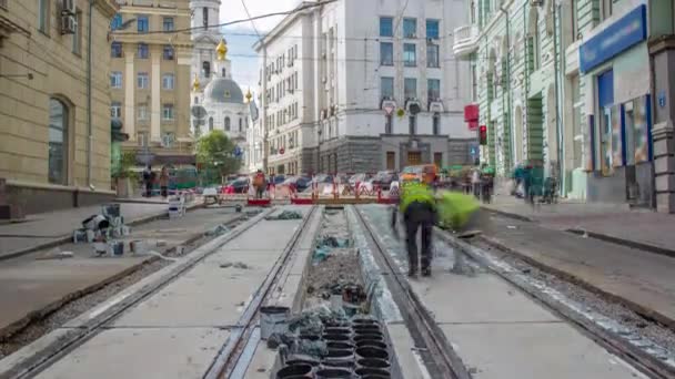 Munkavállalók csinál tisztítása a villamos vasút építkezése után. — Stock videók