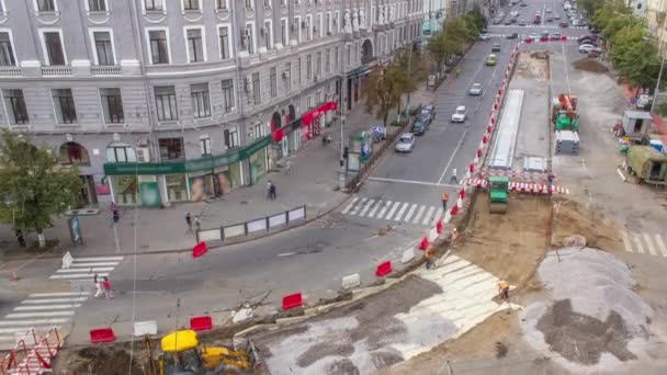 Il bulldozer si muove e diffonde il terreno e le macerie sul timelapse strada . — Video Stock
