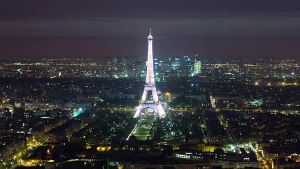 Flygfoto över Paris och Eiffeltornet från Montparnasse Tower timelapse på natten, Frankrike — Stockvideo
