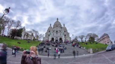 Kalabalık turist bahar gün timelapse Paris, Fransa Sacre Coeur Bazilikası'na yakın yürüyüş