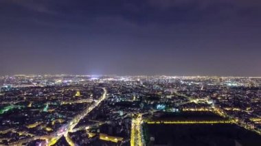 Şehir manzarası, gece. Paris, Fransa. Tur Montparnasse timelapse alınan