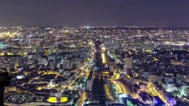 Şehir manzarası, gece. Paris, Fransa. Tur Montparnasse timelapse alınan