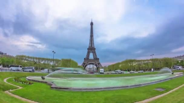 Eiffel-torony, a kút timelapse hyperlapse központi perspektivikus. — Stock videók