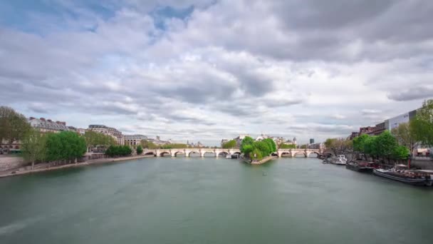Banks of the river Siene with le de la Cite timelapse, Paris. — Stock video