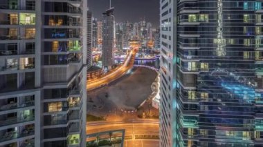 Dubai Marina gökdelenleri ve liman gecesinin en lüks yatı Dubai, Birleşik Arap Emirlikleri.