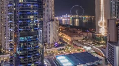 Dubai Marina ve JBR bölgesinin panoramik manzarası ve ünlü dönme dolap hava zaman aralığı.