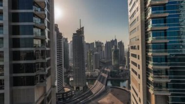 Dubai Marina ve JBR bölgesinin panoramik manzarası ve ünlü dönme dolap zaman aralığı.