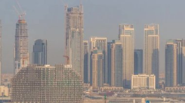 Dubai Creek Limanı 'nda gökdelenler ve inşaat halindeki kuleler var.