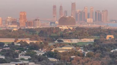 Dubai Creek Limanı 'nda gökdelenler ve inşaat halindeki kuleler var.