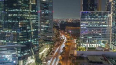 Dubai Uluslararası Finans Bölgesi Hava Gecesi Zamanlaması 'nda trafik. İş ve finans kulelerinin panoramik görünümü.