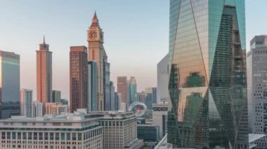 Dubai Uluslararası Finans Bölgesi hava gününden gece saatine. İş ve finans kulelerinin panoramik görünümü.