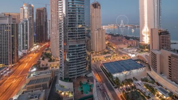Panorámás kilátás a Dubai Marina és a JBR terület és a híres Ferris Wheel légi éjszakai időeltolódás — Stock videók