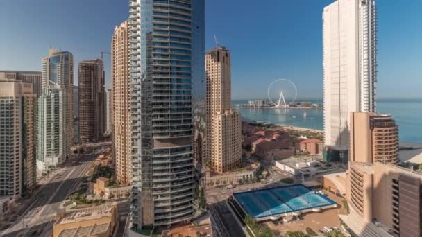Panoramautsikt över Dubai Marina och JBR området och den berömda Ferris Wheel antenn timelapse — Stockvideo