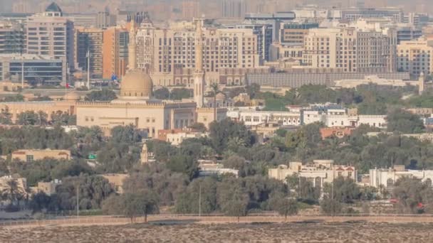 Vista aérea da mesquita e do bairro Deira em uma timelapse fundo. Dubai, Emirados Árabes Unidos — Vídeo de Stock