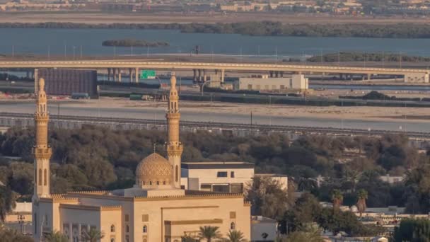 Flygfoto av moskén och grannskapet Deira på en bakgrund timelapse. Dubai, Förenade Arabemiraten — Stockvideo